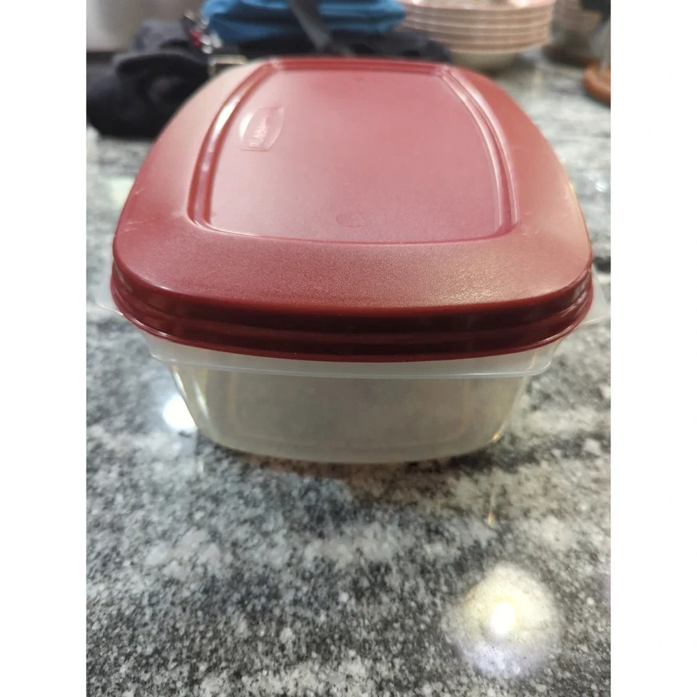 Rubbermaid 1.1 Gal Casserole Easy Find Lid Food Storage Container Large